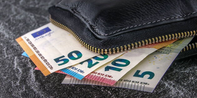 Dieses Foto von Geldscheinen symbolisiert die Finanzierung eines Kraftfahrzeuges