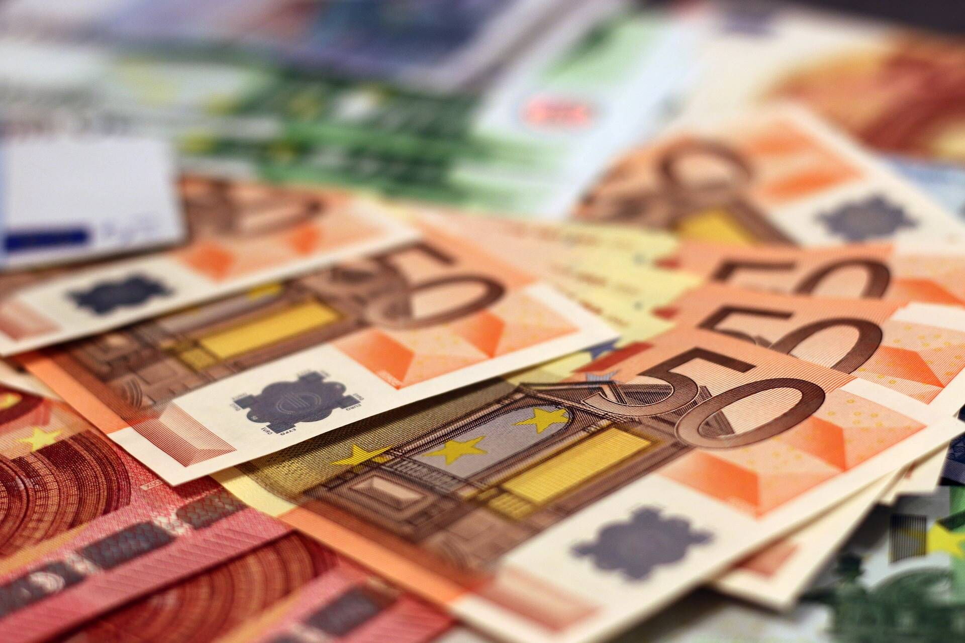 Dieses Foto von Geldscheinen symbolisiert die Finanzierung eines Kraftfahrzeuges