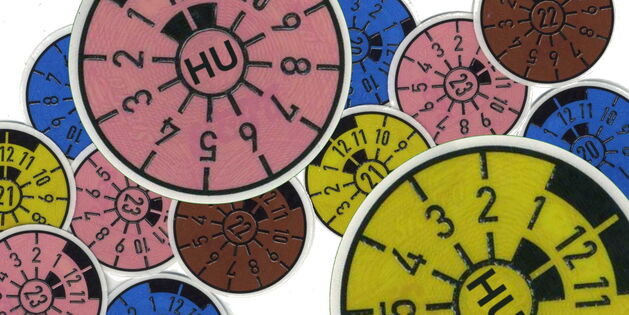 Verschiedene Plaketten der Hauptuntersuchung