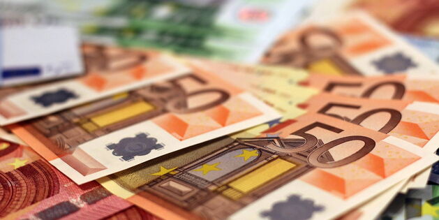 Dieses Foto von Geldscheinen symbolisiert die Finanzierung eines Kraftfahrzeuges